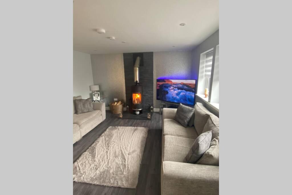 Cromdale Alcantara- Modern Home With Hot Tub- Sleeps 10 المظهر الخارجي الصورة
